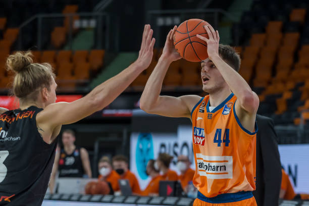 动中锋球员 动中锋球员